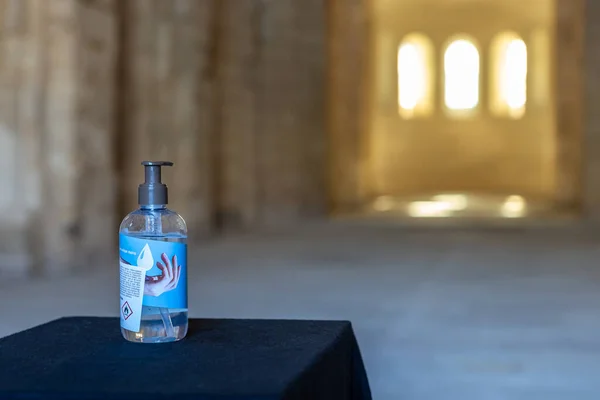 20-september- 2020. Hand sanitiser at the entrance to Abbey, Museum, church, during the Covid-19 pandemic. People are limited to 50 — Stock Photo, Image