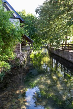 Bernay Normandiya, Fransa, Ekim 2020 'de nehirdeki yansıma.