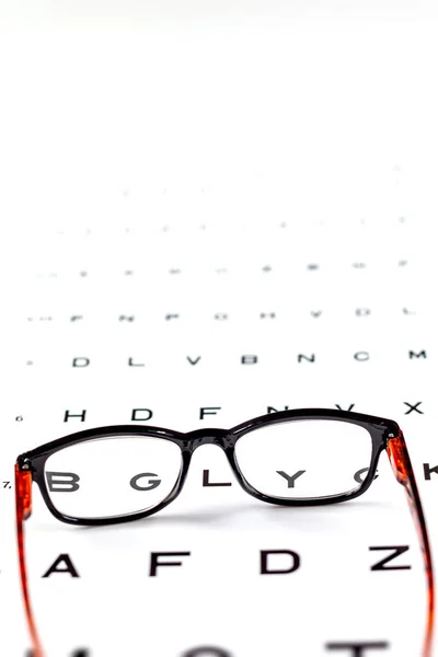 Heathcare-Sight test vidět přes oční brýle, bílé pozadí izolované — Stock fotografie