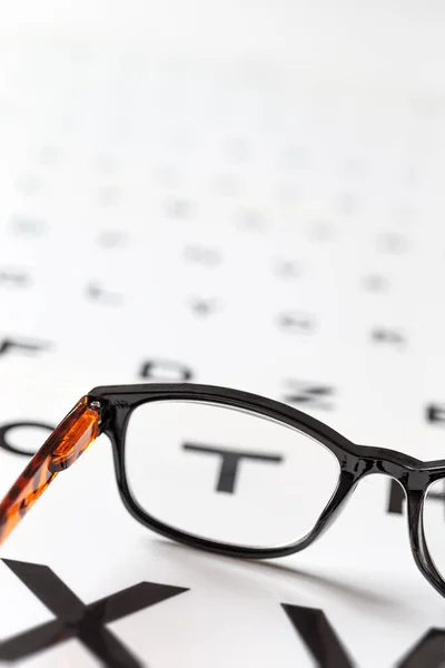 通过眼镜看到的视力测试，白色背景隔离 — 图库照片