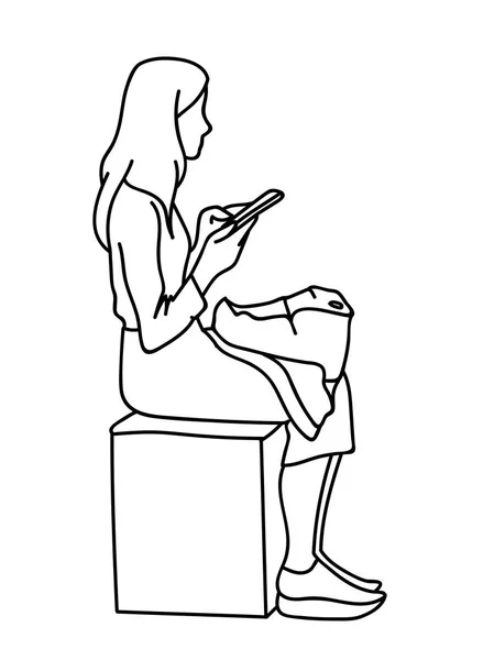 Una mujer con mochila sentada en un cubo, mirando el teléfono móvil. Ilustración vectorial de chicas comprobando redes sociales. Concepto. Boceto. Arte de línea. Líneas negras sobre fondo blanco. Comunicación virtual — Vector de stock