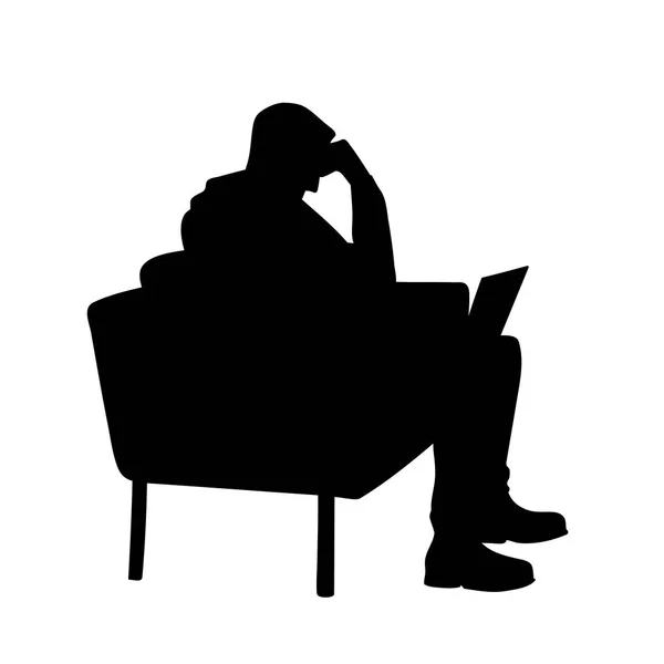 Hombre con portátil. Silueta negra aislada sobre fondo blanco. Vista lateral. Ilustración vectorial monocromática del hombre sentado en un cómodo sillón, comunicándose en línea. Concepto — Vector de stock