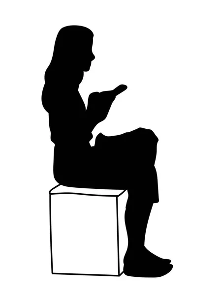 Mujer sentada en la caja, mirando el teléfono móvil. Ilustración vectorial de silueta de chica comprobando redes sociales. Concepto. Stencil. Silueta negra sobre fondo blanco. Comunicación virtual — Vector de stock