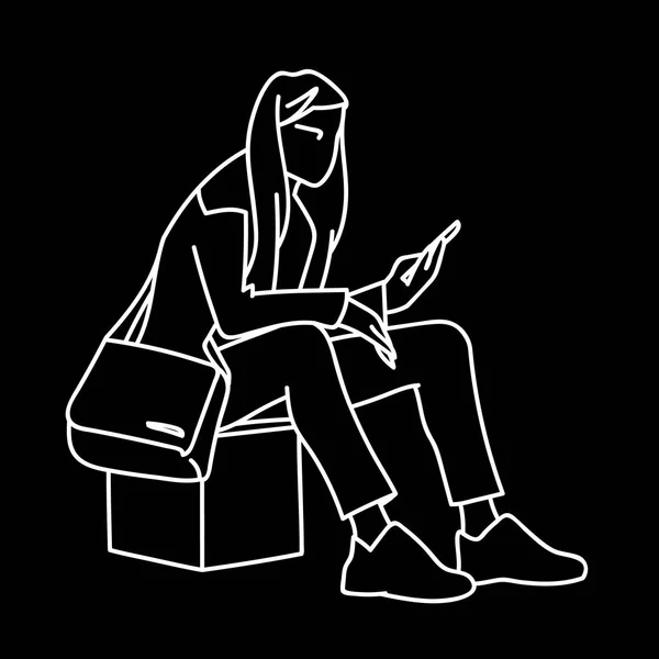A hátizsák, kocka, ül egy nő, látszó-on mozgatható telefon. Vektoros illusztráció lány ellenőrzése a szociális hálózatok. Koncepció. Vázlat. Lefűzés oldalt. Fekete vonalak a fehér háttér előtt. Virtuális kommunikáció. — Stock Vector