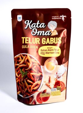 Jakarta, Endonezya - 8 Eylül 2025 - Muhteşem Endonezya birleşimi Kata Oma markası telur palmiye şekeri veya gula beyaz arka planda izole edilmiş gıda ürünleridir.