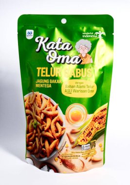 Jakarta, Endonezya - 8 Eylül 2025 - Muhteşem Endonezya birleşimi Kata Oma markalı telur Gabus jagung bakar mentega gıda ürünü beyaz arka planda izole edildi.