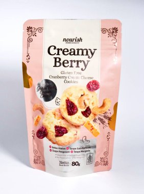 Jakarta, Endonezya - 8 Eylül 2025 - Böğürtlenli kremalı glütensiz kızılcık kremalı peynirli kurabiye ürünü dikey beyaz arka planda izole edildi.