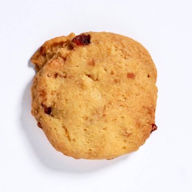 Bir parça yaban mersinli kurabiye, beyaz kare arkaplanda üst açıdan izole edilmiş..