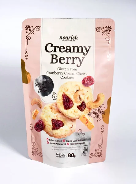 Jakarta, Endonezya - 8 Eylül 2025 - Böğürtlenli kremalı glütensiz kızılcık kremalı peynirli kurabiye ürünü dikey beyaz arka planda izole edildi.