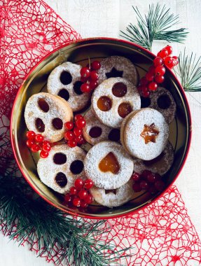 Spitzbuben, Noel döneminin tipik ev yapımı Tirol bisküvileri. Krema şekerli, kısa hamurlu pasta ve reçelli. Tatil sezonu.