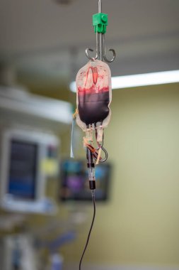 Kan torbası hastaya doğru koşuyor..