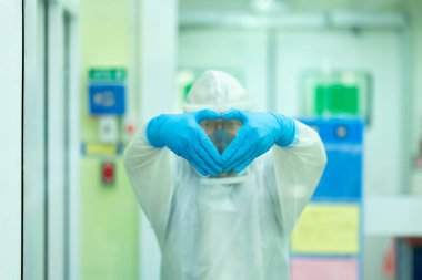 Doktor, hastaların tedavisinden sonra COVID ile enfekte olan hasta ve akrabaları teşvik ediyor..