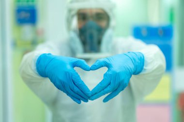 Doktor, hastaların tedavisinden sonra COVID ile enfekte olan hasta ve akrabaları teşvik ediyor..