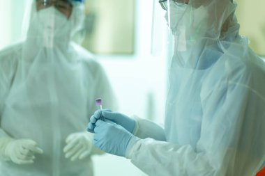 Uzmanlar Covid-19 teşhisi için numune koleksiyonu hazırlıyorlar ve tedavi seçeneklerini tartışıyorlar..