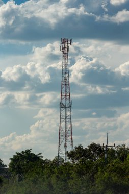 Mavi gökyüzündeki anten tekrarlayıcı kulesi.