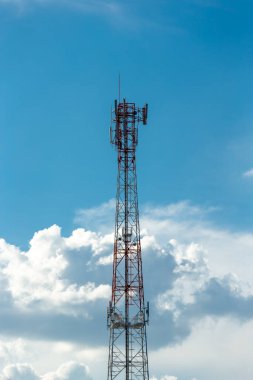 Mavi gökyüzündeki anten tekrarlayıcı kulesi.