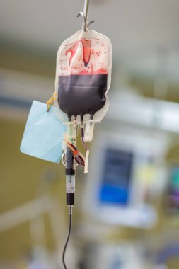 Kan torbası hastaya doğru koşuyor..