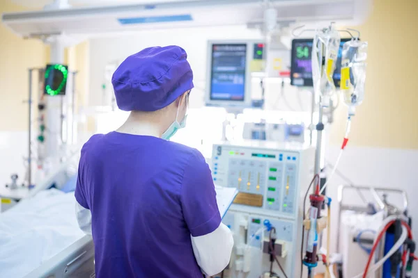 Uzman, sürekli renal yenileme terapi ekipmanlarını, enjeksiyon pompasını ve hemodiyaliz makinesini kontrol ediyor..