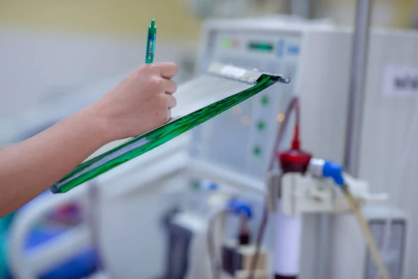 Uzman, sürekli renal yenileme terapi ekipmanlarını, enjeksiyon pompasını ve hemodiyaliz makinesini kontrol ediyor..