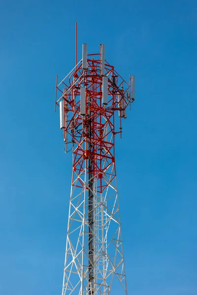 Antena Repeater Wieża Błękitnym Niebie — Zdjęcie stockowe