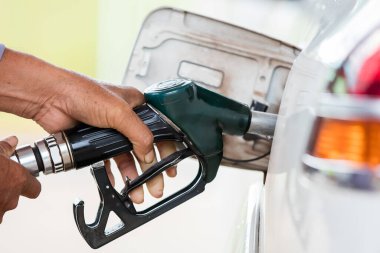 Yeşil pompayı tutan erkek el.