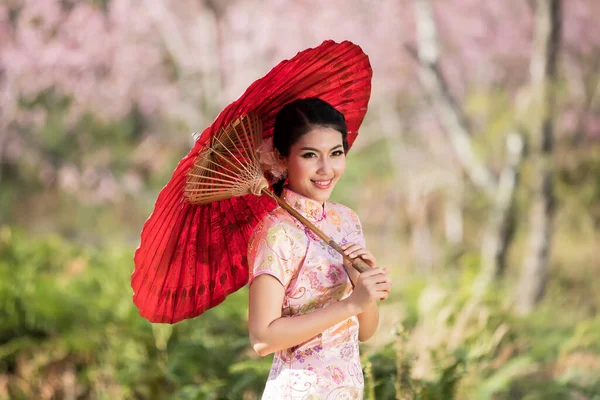 Κινέζα Γυναίκα Φόρεμα Παραδοσιακό Cheongsam — Φωτογραφία Αρχείου