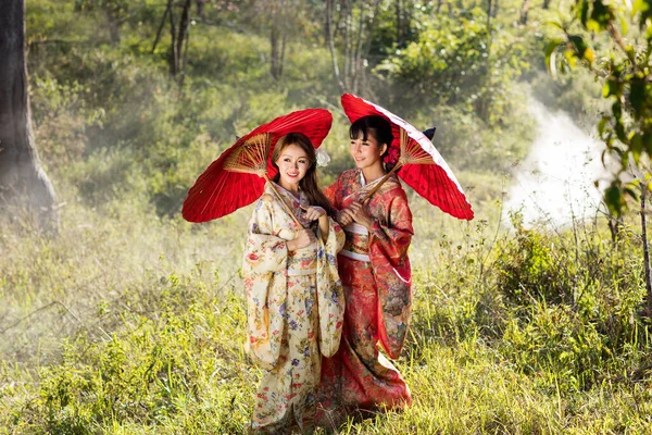 Tayland Daki Himalaya Sakura Bahçesinde Geleneksel Japon Kimonosu Kırmızı Şemsiye — Stok fotoğraf