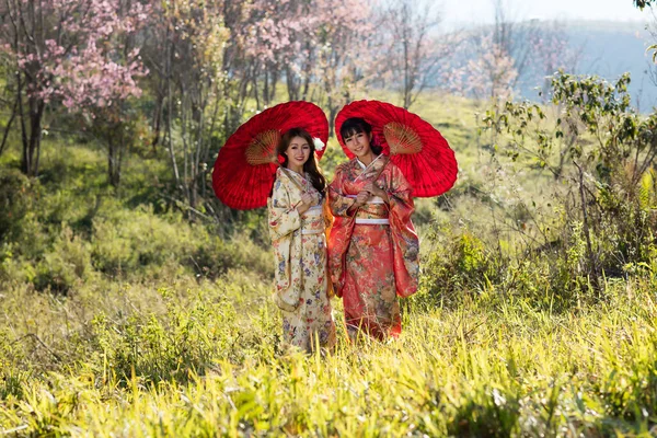 Azjatki Ubrane Tradycyjne Japońskie Kimono Czerwony Parasol Himalajskim Ogrodzie Sakura — Zdjęcie stockowe