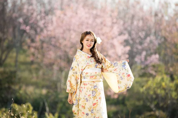 Wanita Asia Mengenakan Kimono Tradisional Jepang Dan Payung Merah Taman — Stok Foto