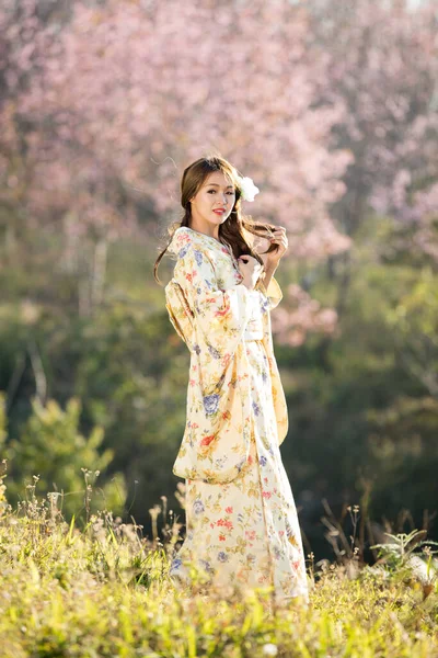 Mujeres Asiáticas Que Usan Kimono Tradicional Japonés Paraguas Rojo Jardín — Foto de Stock