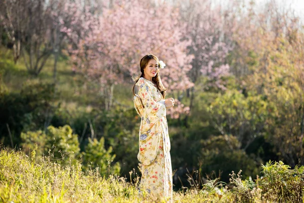 Asiático Mulheres Vestindo Tradicional Japonês Quimono Vermelho Guarda Chuva Himalaia — Fotografia de Stock