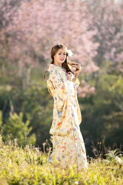 Mujeres Asiáticas Que Usan Kimono Tradicional Japonés Paraguas Rojo Jardín — Foto de Stock