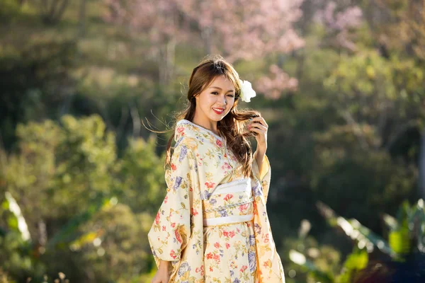 Mujeres Asiáticas Que Usan Kimono Tradicional Japonés Paraguas Rojo Jardín — Foto de Stock