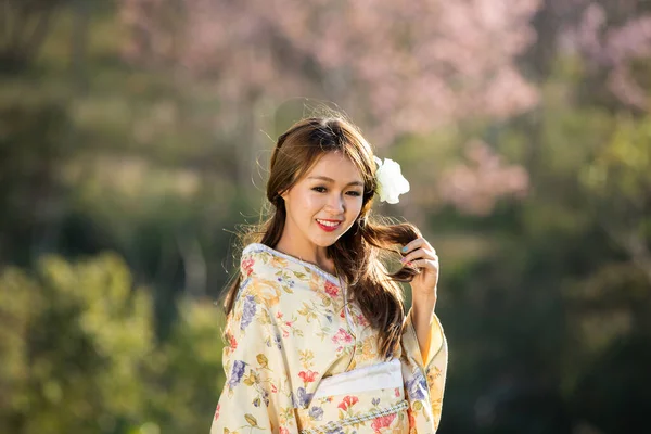 Mujeres Asiáticas Que Usan Kimono Tradicional Japonés Paraguas Rojo Jardín — Foto de Stock