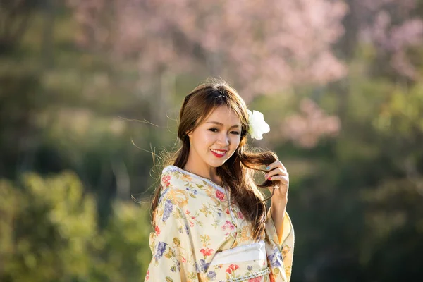 Mujeres Asiáticas Que Usan Kimono Tradicional Japonés Paraguas Rojo Jardín — Foto de Stock