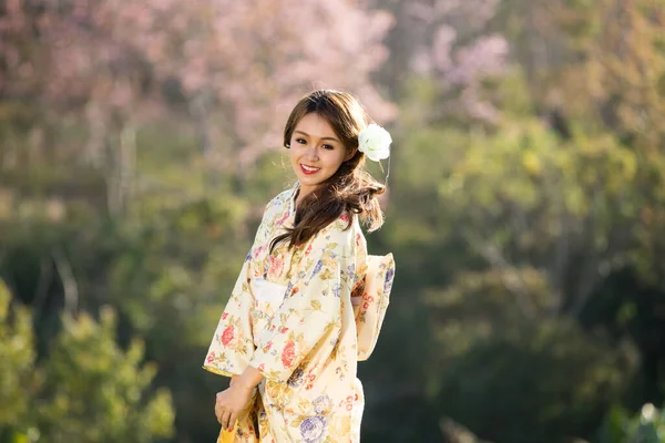 Femei Asiatice Care Poartă Kimono Tradițional Japonez Umbrela Roșie Grădina — Fotografie, imagine de stoc