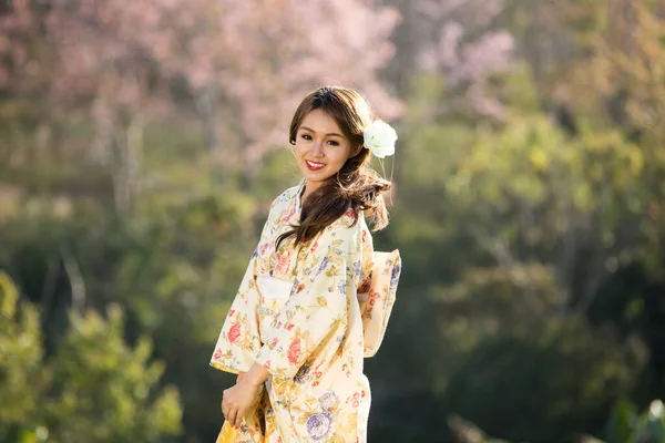 Asiático Mulheres Vestindo Tradicional Japonês Quimono Vermelho Guarda Chuva Himalaia — Fotografia de Stock