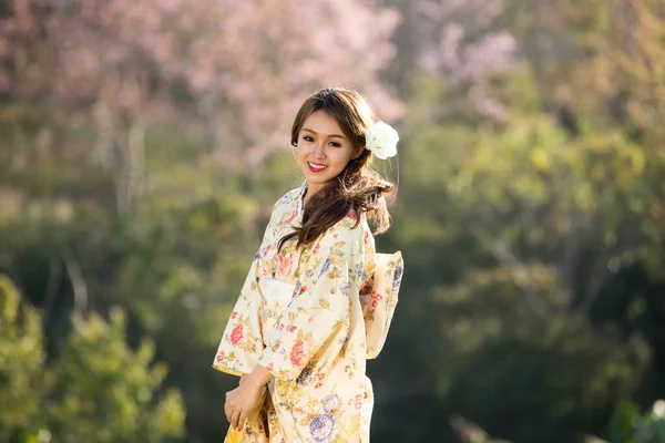 Mujeres Asiáticas Que Usan Kimono Tradicional Japonés Paraguas Rojo Jardín — Foto de Stock