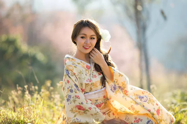 Mujeres Asiáticas Que Usan Kimono Tradicional Japonés Paraguas Rojo Jardín — Foto de Stock