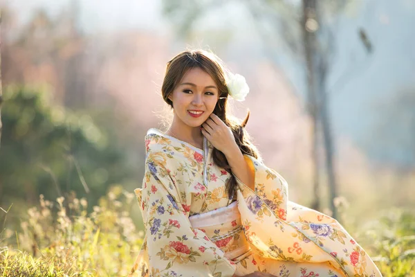 Wanita Asia Mengenakan Kimono Tradisional Jepang Dan Payung Merah Taman — Stok Foto