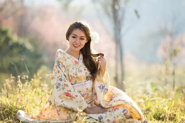 Asiático Mulheres Vestindo Tradicional Japonês Quimono Vermelho Guarda Chuva Himalaia — Fotografia de Stock