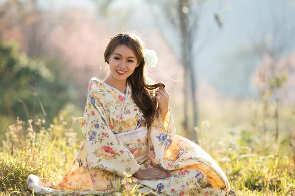 Mujeres Asiáticas Que Usan Kimono Tradicional Japonés Paraguas Rojo Jardín — Foto de Stock