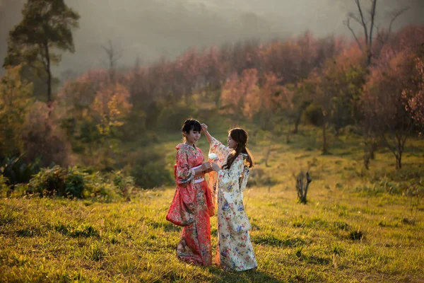 Mujeres Asiáticas Que Usan Kimono Tradicional Japonés Paraguas Rojo Jardín — Foto de Stock