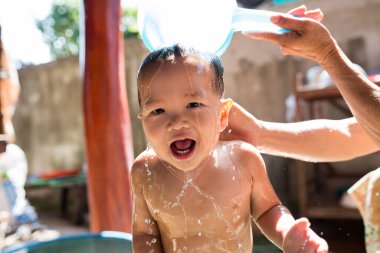 Çocuklar aileleri tarafından yıkanırlar..