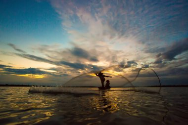 Gölde balık tutarken balıkçılar iş başında.