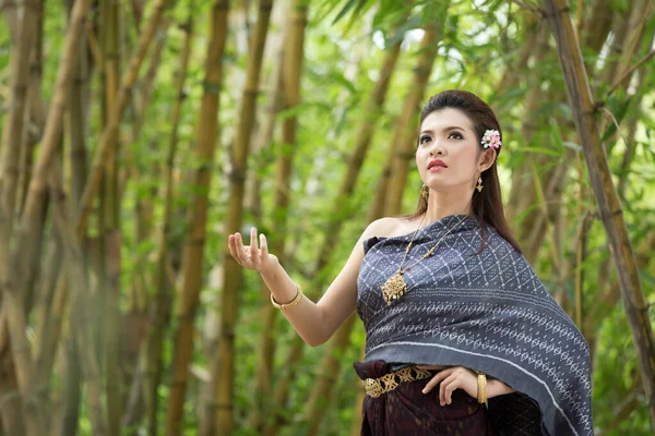 Asijská Žena Sobě Typické Tradiční Červené Thajské Šaty Vintage Originální — Stock fotografie