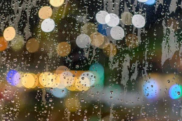 Bugün pencereye yağmur yağdı. Yalnız bir yerde yaşıyorum. Pencereden Bokeh gibi ışık geçerken..