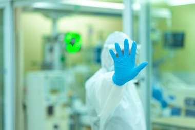 Doktor, hastaların tedavisinden sonra COVID ile enfekte olan hasta ve akrabaları teşvik ediyor..