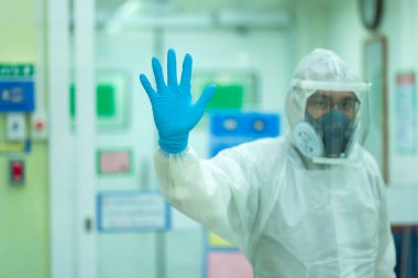 Doktor, hastaların tedavisinden sonra COVID ile enfekte olan hasta ve akrabaları teşvik ediyor..