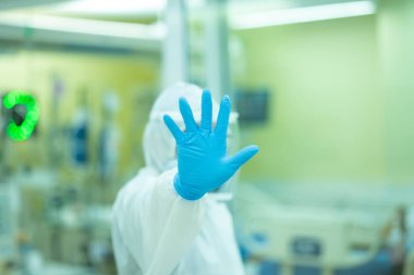 Doktor, hastaların tedavisinden sonra COVID ile enfekte olan hasta ve akrabaları teşvik ediyor..